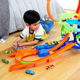 Hot Wheels Stunt Tracks Mid-Air Crash Playset with 1:64 Die-Cast Car, Motorized Booster & Foldable Storage